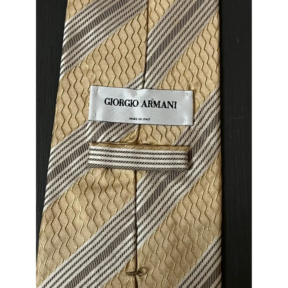 Giorgio Armani Silk Tie Men Gold‎ Beige Shinny Stripe Pattern Made in Italy